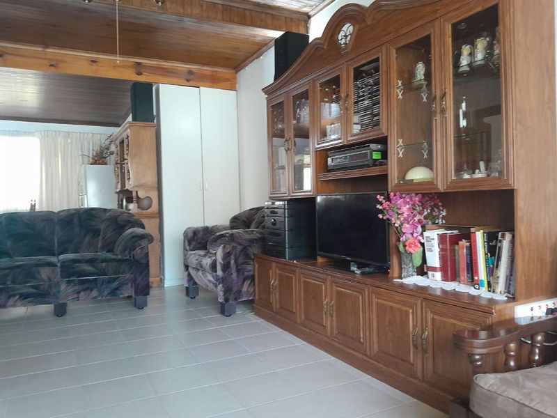 Well maintained 4 Bedroom Family Home - Photo 7