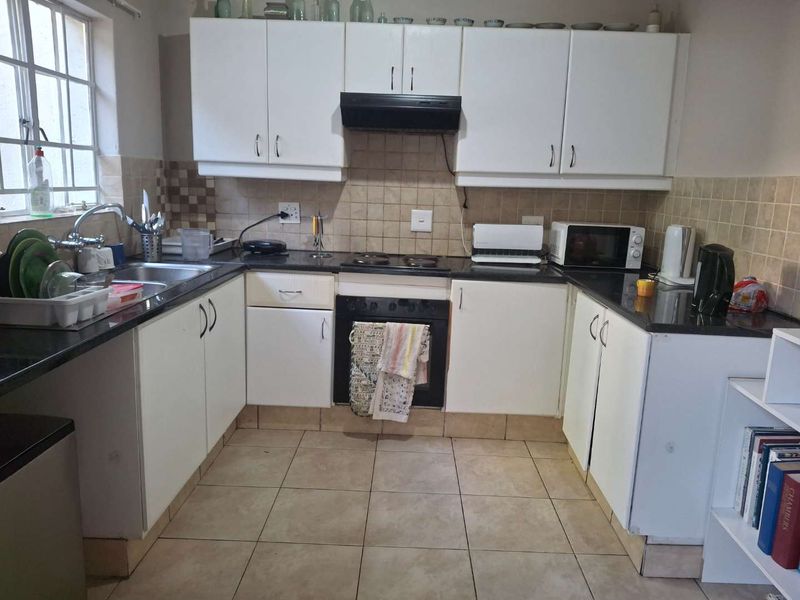 A BEAUTIFUL THREE BEDROOM TOWNHOUSE - Photo 8