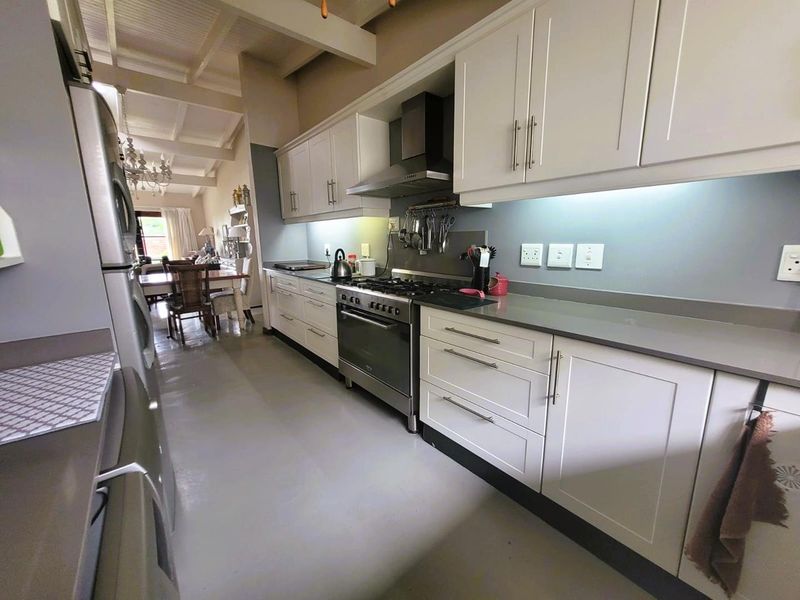 **Stepless - Charming, Spacious Corner Simplex with Extra Parking ** - Photo 6