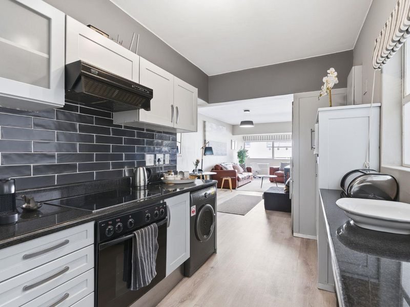 Stunning 1-Bedroom Ocean View Apartment in Mouille Point - Photo 9