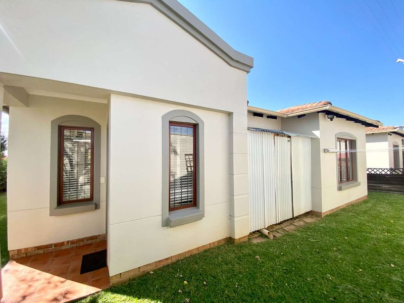 Charming Townhouse in Secure Sandton Village Estate, Paulshof - Photo 5