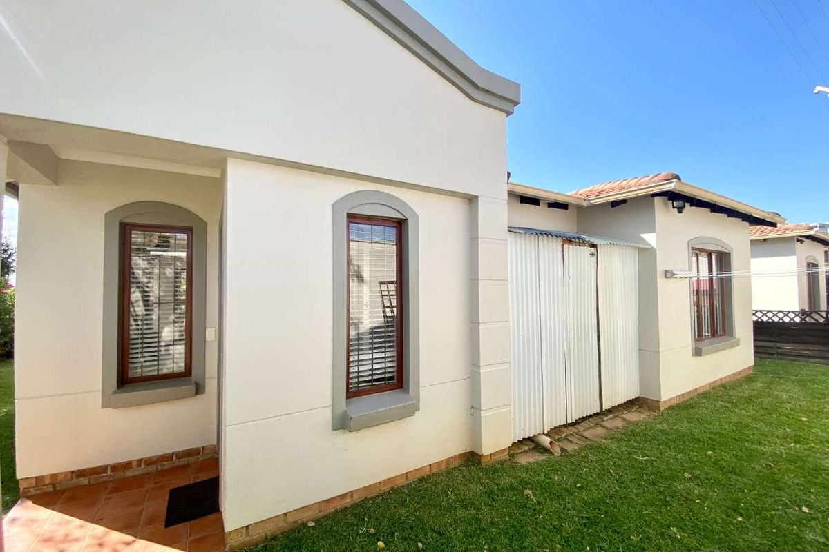 Charming Townhouse in Secure Sandton Village Estate, Paulshof - Photo 5