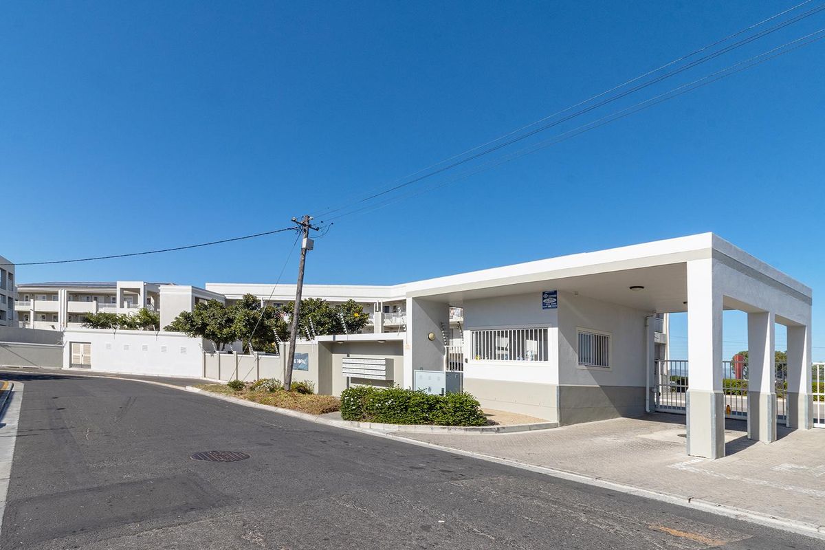 Neat & Low-Maintenance 2-Bedroom, 1-Bath Flat – Perfect for First-Time Buyers or Investors - Photo 2