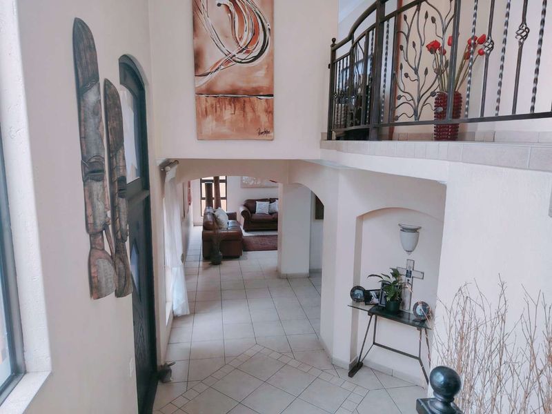 LUXURIOUS 5-BEDROOM HOME – FIT FOR A KING! - Photo 4