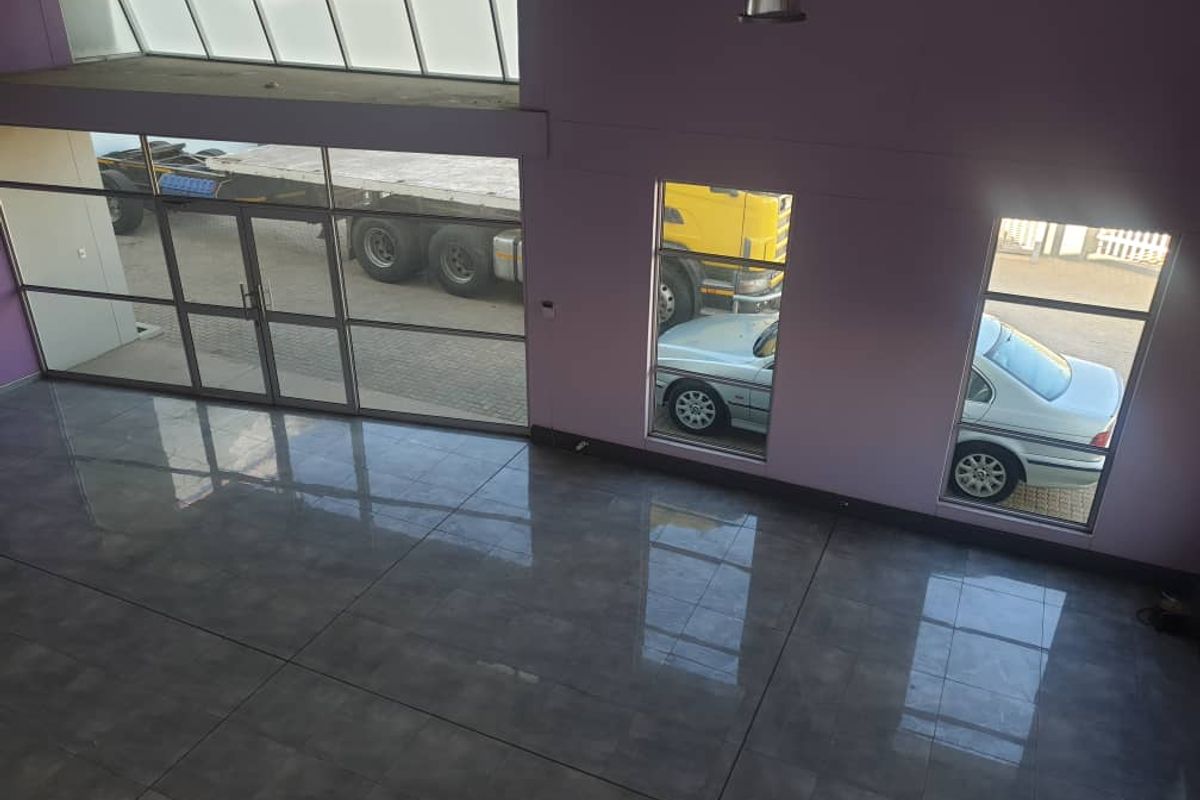 WAREHOUSE WITH OFFICE FACILITY TO LET: - Photo 3