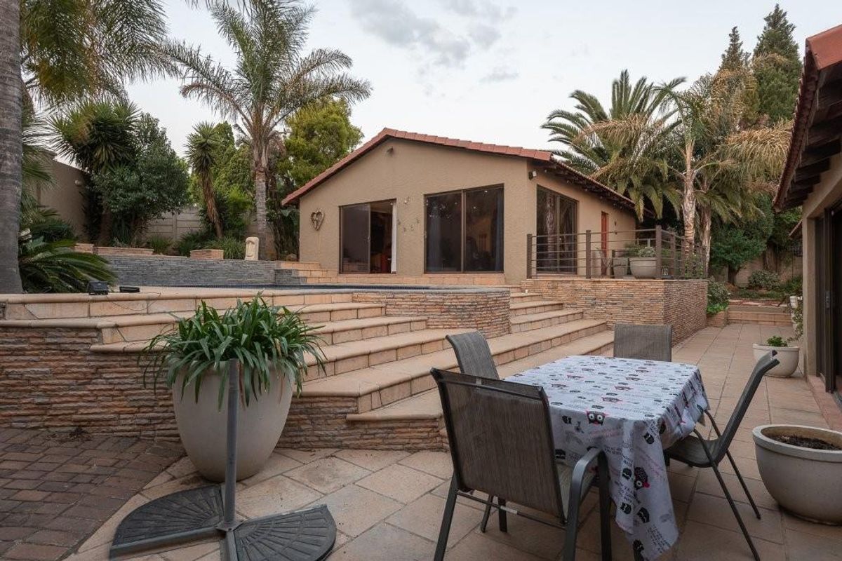 Neat Home in Glenvista - Photo 3