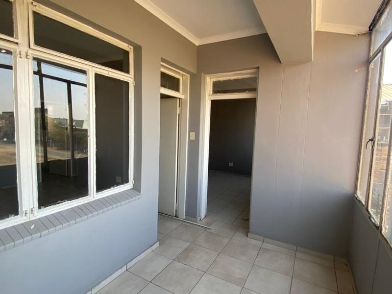 Prime location near CBD - enjoy convenience and vibrant city life! - Photo 8