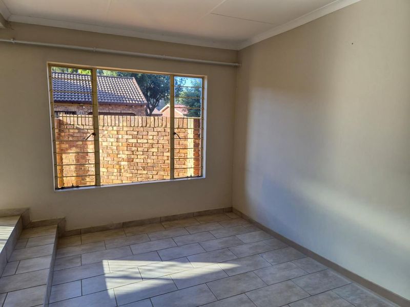 Spacious and light-filled 3-bedroom townhouse available to rent in the sought-after Ilala Palms complex in Eldoraigne. - Photo 10