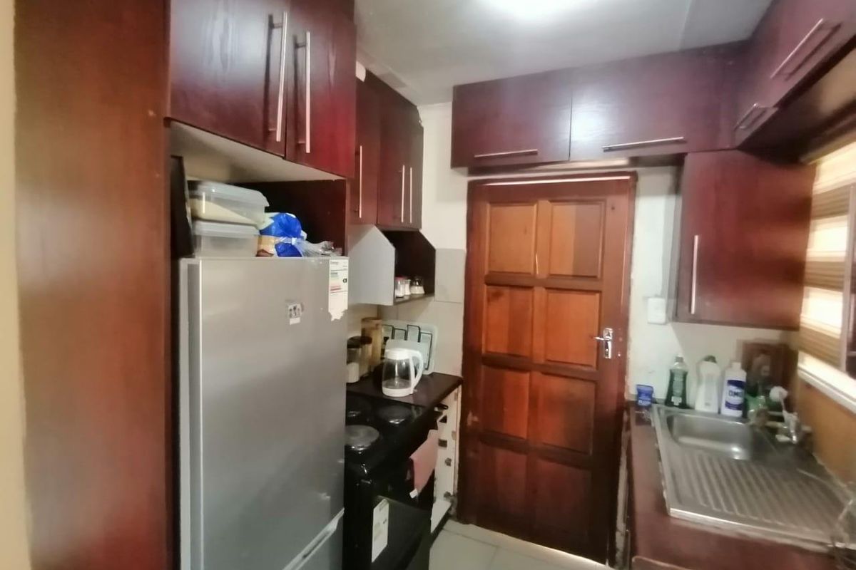 Modern 3-Bedroom Home in a Peaceful neighborhood - Photo 4