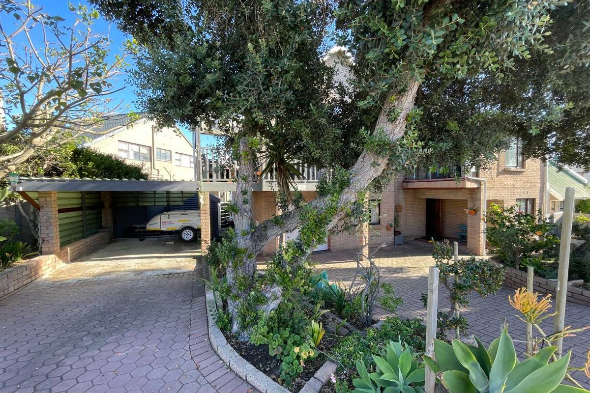 Spacious 4 Bedroom Holiday Home with Flatlet Just 280m from Klein Brak River's Blue Flag Beach - Photo 3