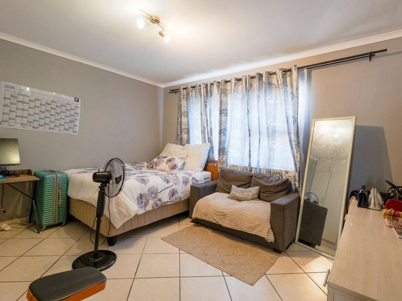 Spacious modern unit with open balcony - Photo 10