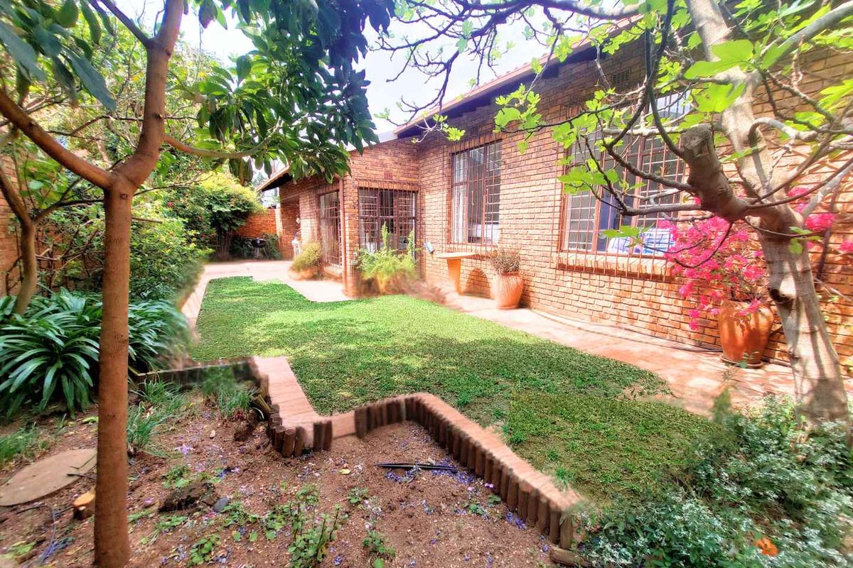 3 Bed 2.5 Bath Fantastic Facebrick Duplex - Photo 2