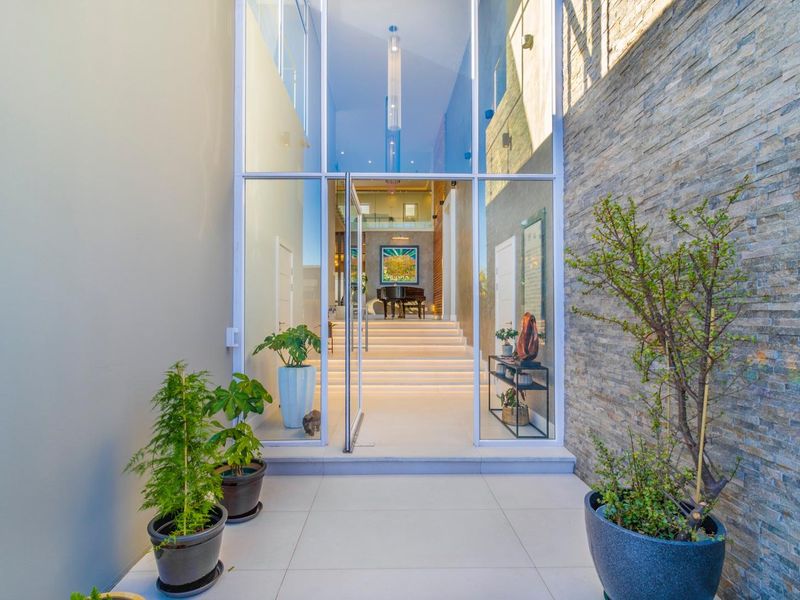 Unveiling Serenity: Luxurious Living at Its Finest in Waterfall Country Estate. - Photo 9