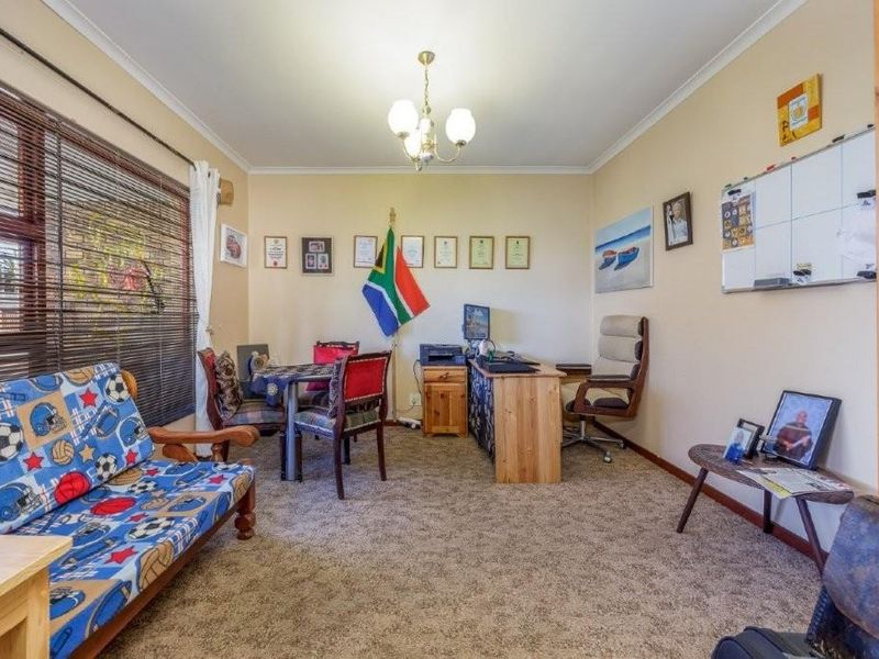 Entertainer’s Dream Family Home with Flatlet & Exceptional Features - Photo 10