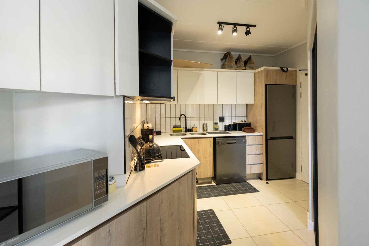 Modern 1-Bedroom Apartment in Secure Mooikloof Estate - Photo 3