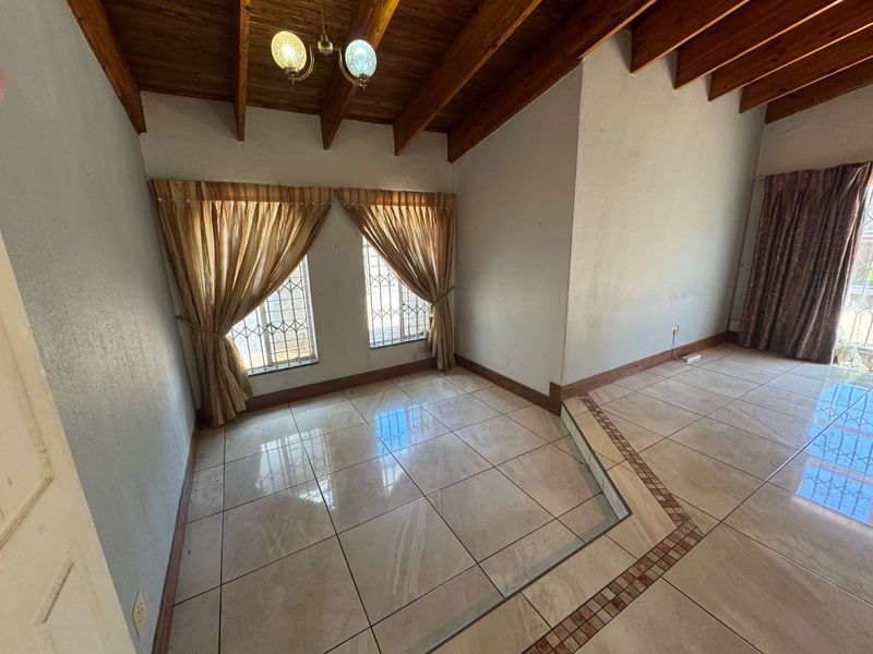 Huge Family Home For Sale - Photo 4