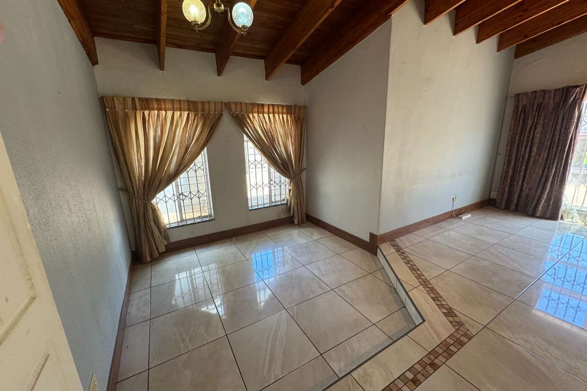 Huge Family Home For Sale - Photo 4