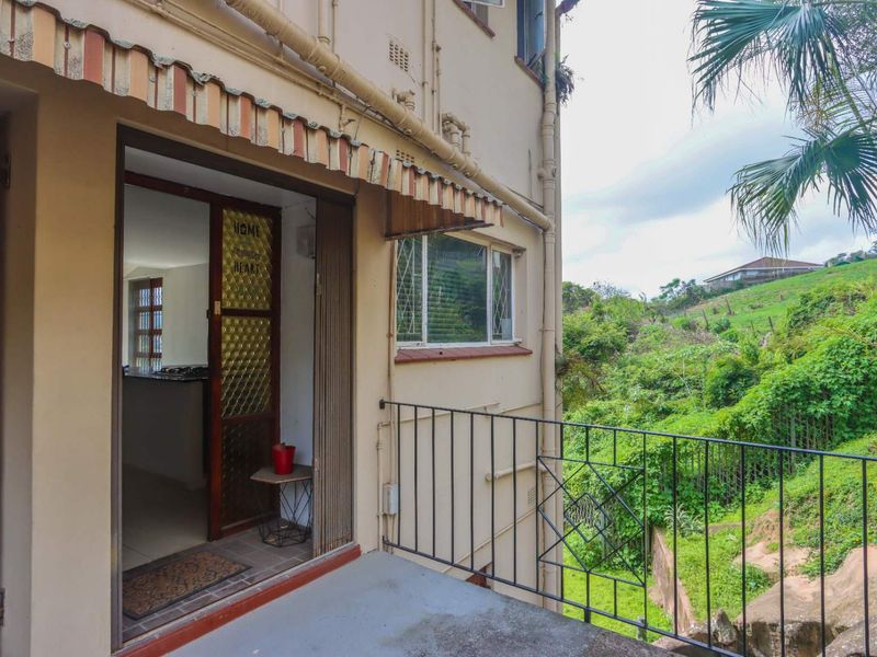 Stylish Renovated Triplex | 3 Beds, 3 Baths | Space, Privacy & Modern Living! - Photo 3