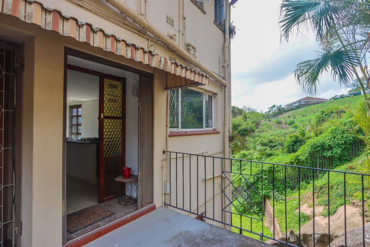 Stylish Renovated Triplex | 3 Beds, 3 Baths | Space, Privacy & Modern Living! - Photo 3