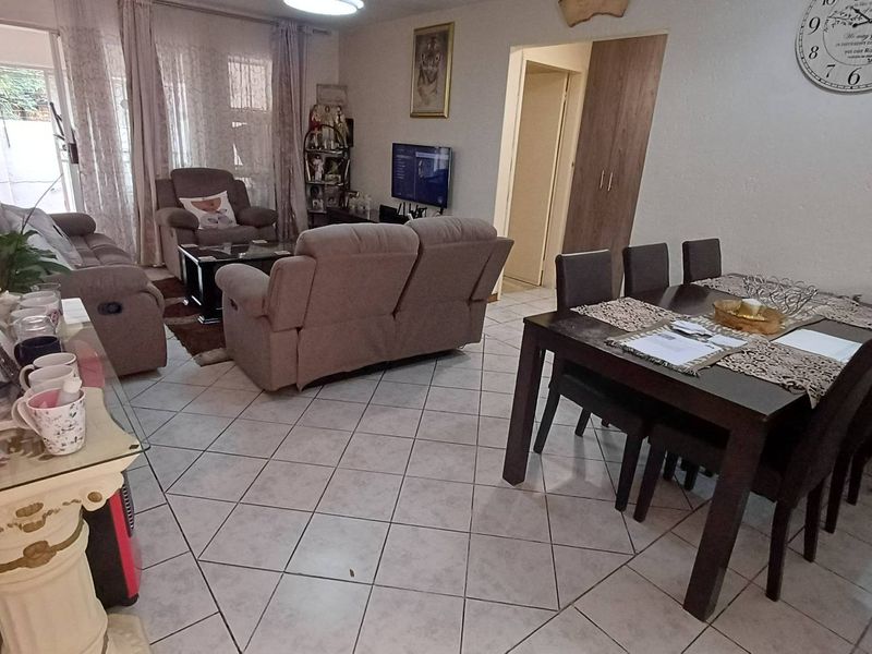 Neat as a pin - Photo 3