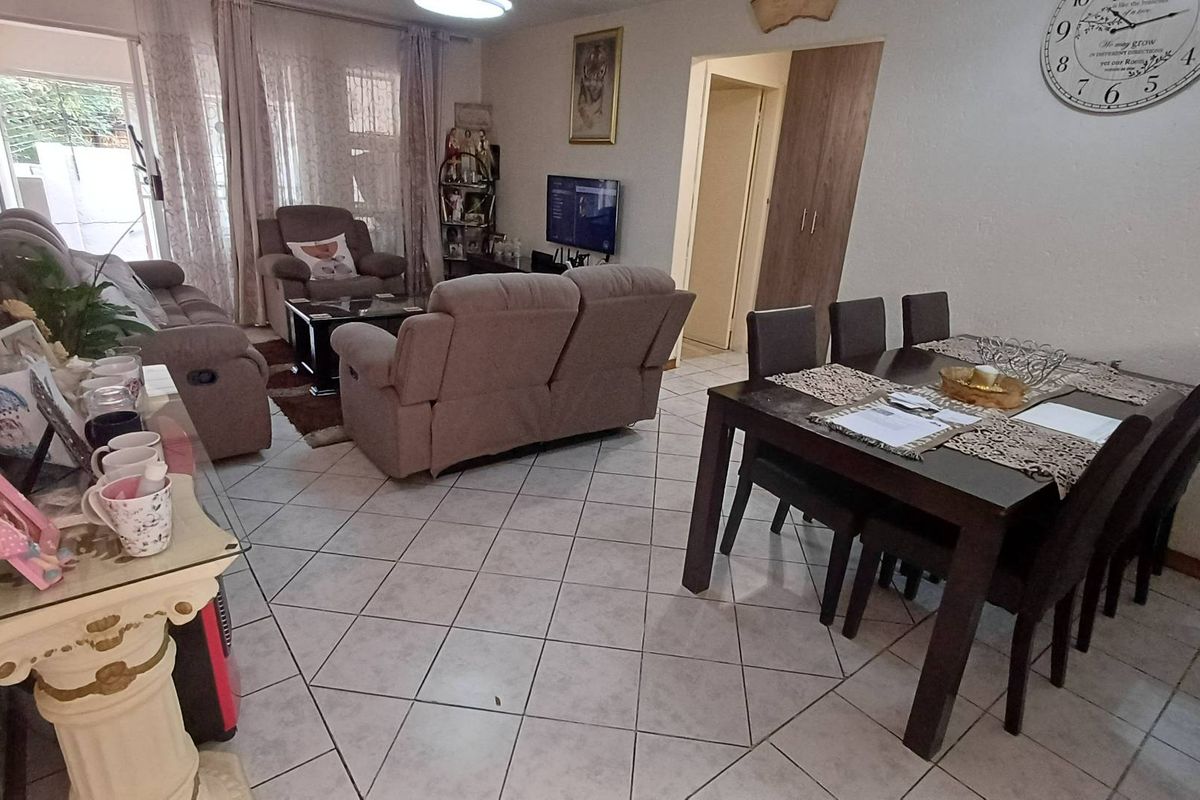 Neat as a pin - Photo 3