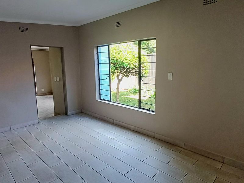 Charming Renovated Cottage with Study in the Heart of Victory Park - Photo 6