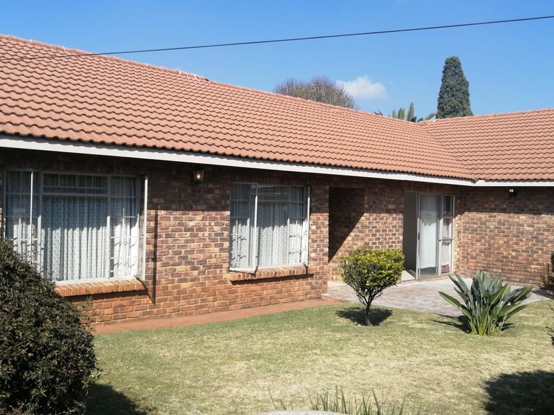 For the extended family - Two houses on one large stand - Photo 2