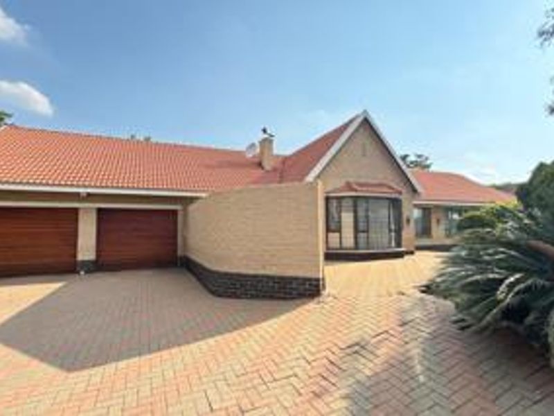 Spacious 4-Bed, 2-bath Family Home on a Massive Stand - Photo 1