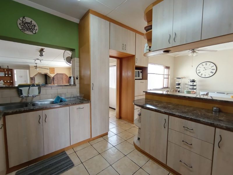 🏡 FOR SALE | CENTRAL, WALVIS BAY 🏡 N$2,835,000 - Photo 4