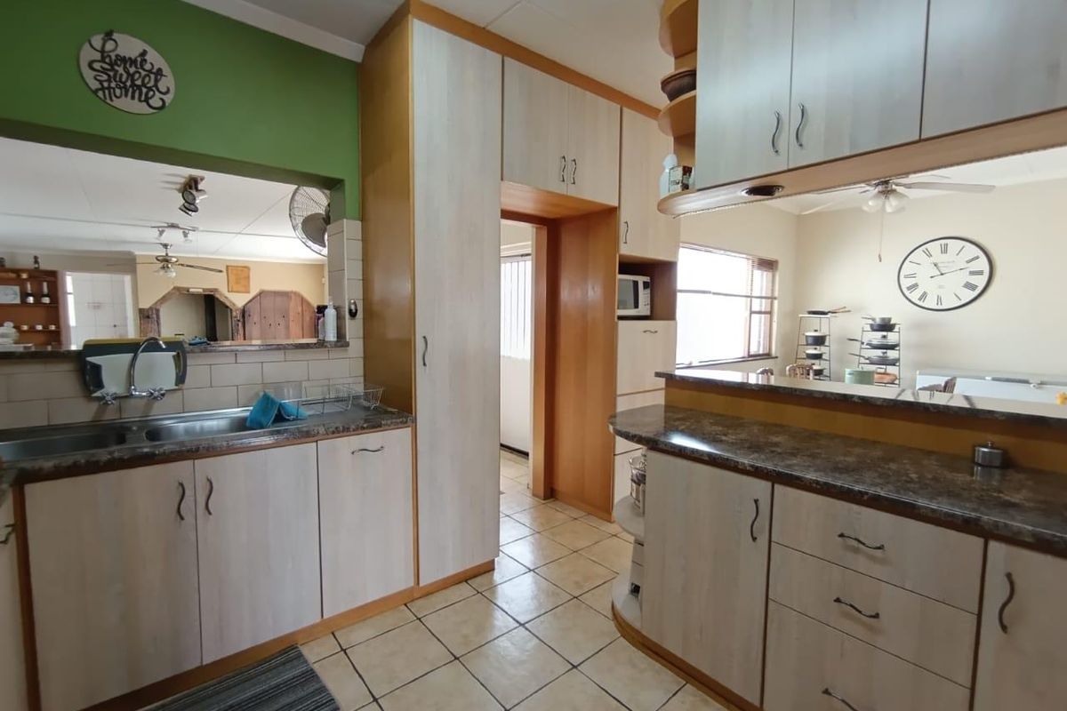 🏡 FOR SALE | CENTRAL, WALVIS BAY 🏡 N$2,835,000 - Photo 4