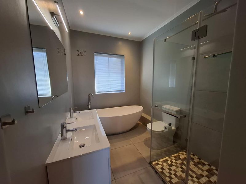 Renovated 2 bedroom UNFURNISHED unit - Photo 10