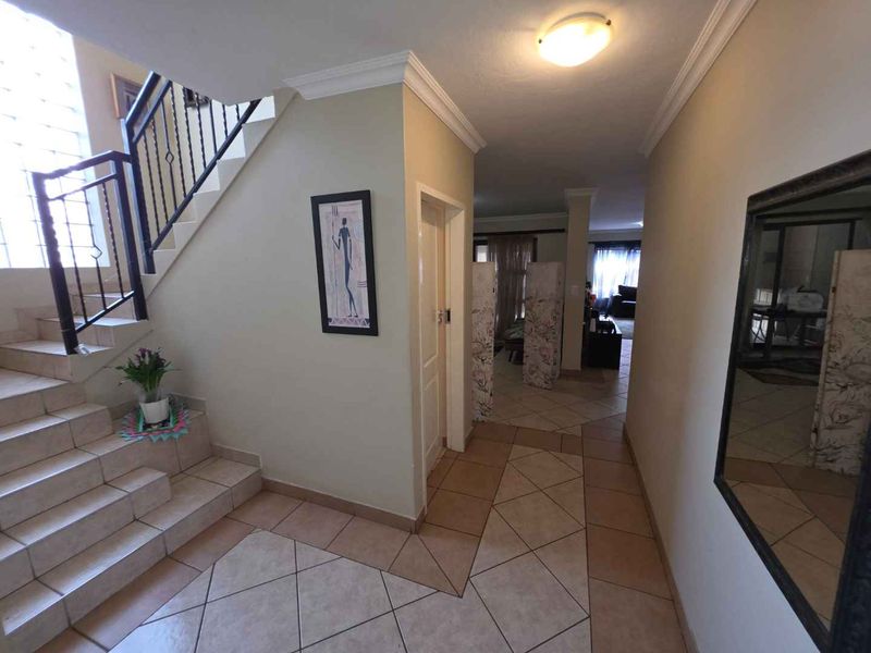Magnificent, spacious, modern 4 Bedroom, Study, 3,5 Bathroom House to Rent in popular The Wilds Estate. Ideal for the Executive or an Embassy. - Photo 4