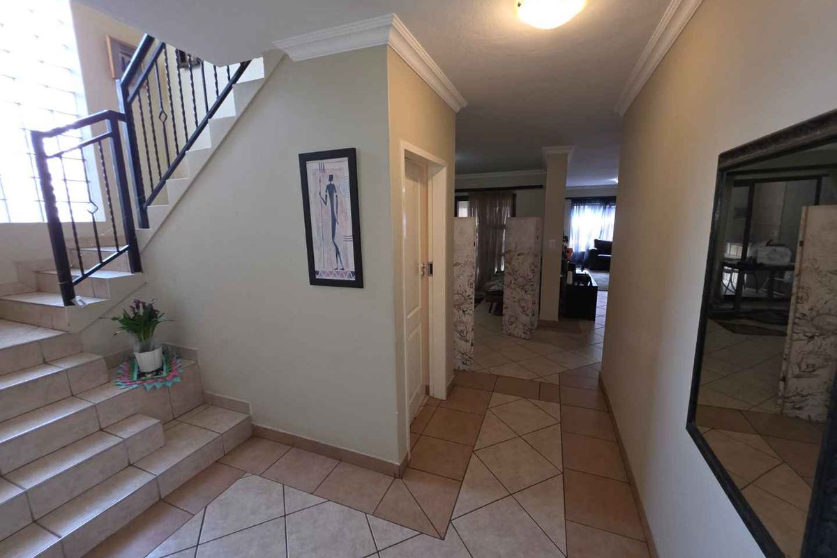 Magnificent, spacious, modern 4 Bedroom, Study, 3,5 Bathroom House to Rent in popular The Wilds Estate. Ideal for the Executive or an Embassy. - Photo 4