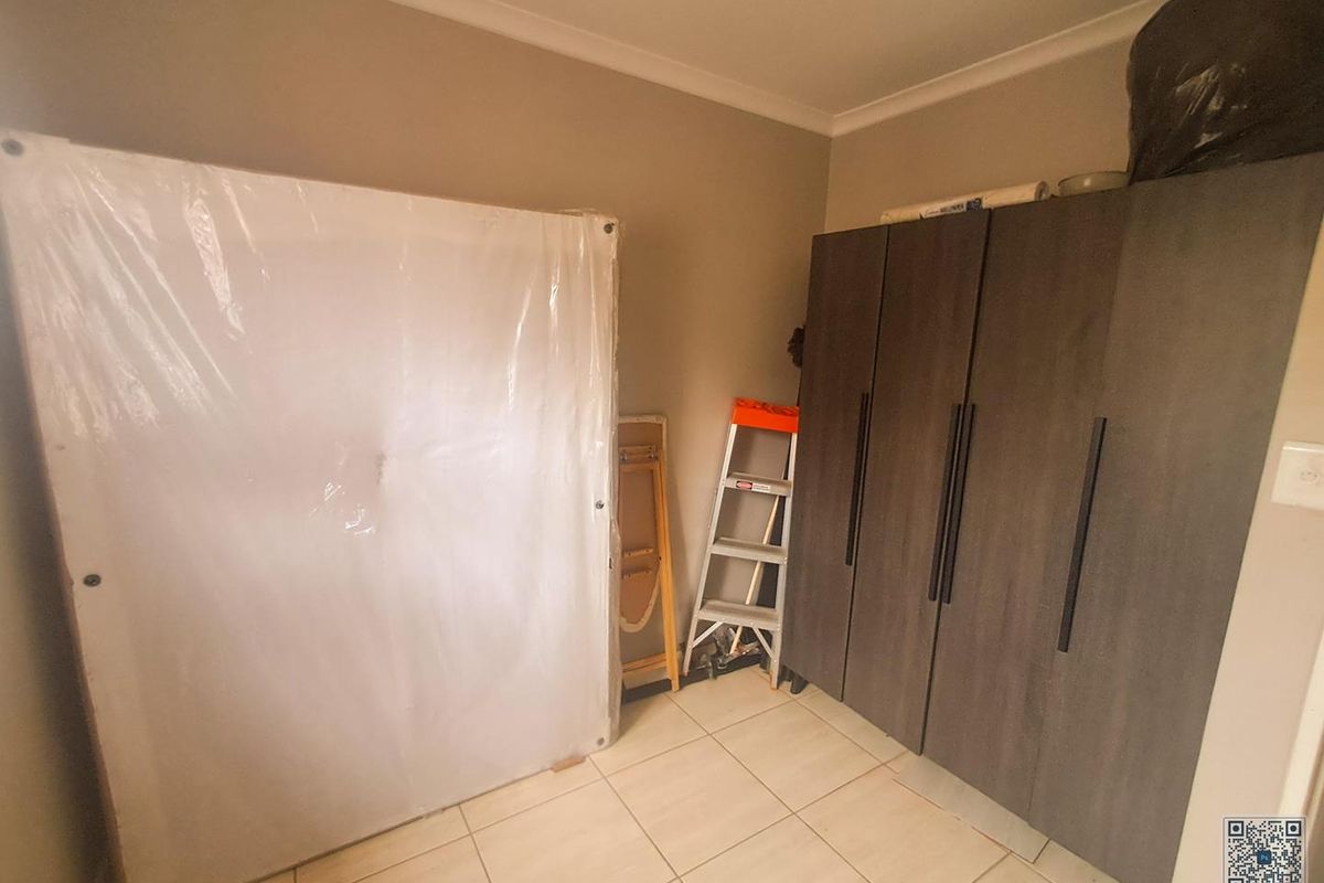 3 Stunning Bedroom In Clayville Ext 76 - Photo 5
