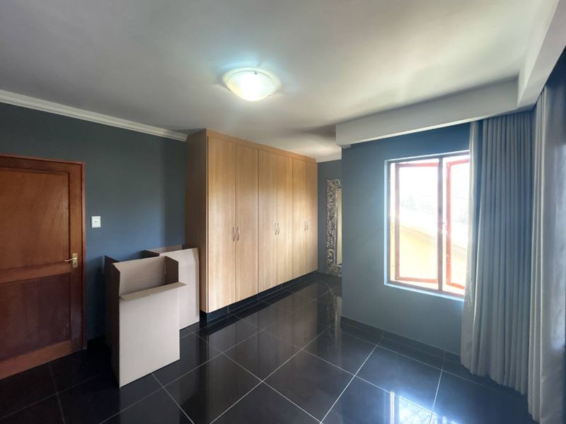 Back On The Market: Renovated Home in Secure Estate - Photo 6