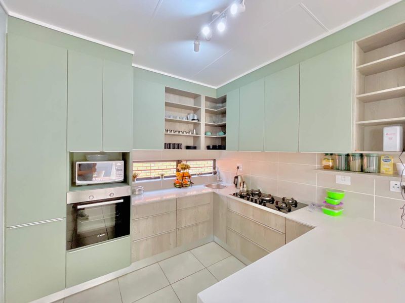 **Modern 4-Bedroom Townhouse in Amberfield - Prime Location Near Amberfield College, Shopping Centers, and Highway Access** - Photo 4