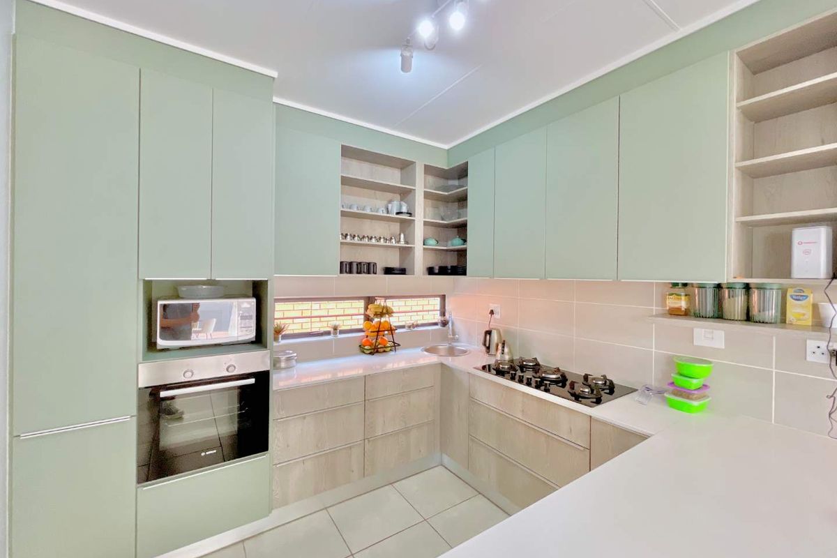**Modern 4-Bedroom Townhouse in Amberfield - Prime Location Near Amberfield College, Shopping Centers, and Highway Access** - Photo 4