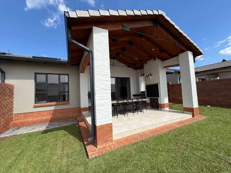 Modern iQ Marula 3-Bedroom Single-Level Townhouse with Spacious Layout and Double Garage - Photo 2