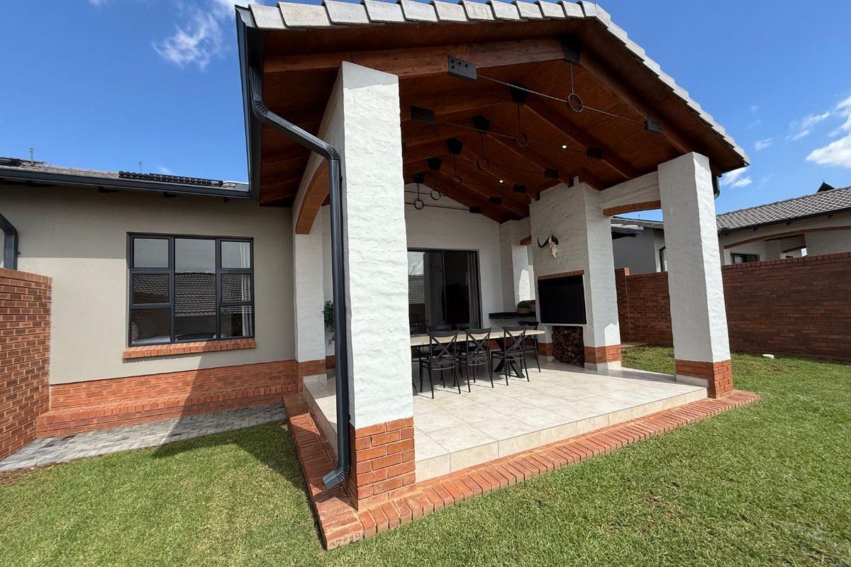 Modern iQ Marula 3-Bedroom Single-Level Townhouse with Spacious Layout and Double Garage - Photo 2