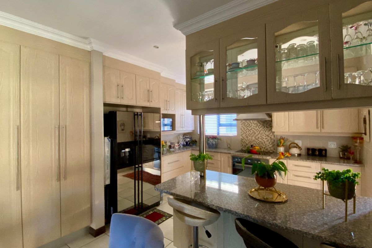 Perfect Family Home - Photo 3