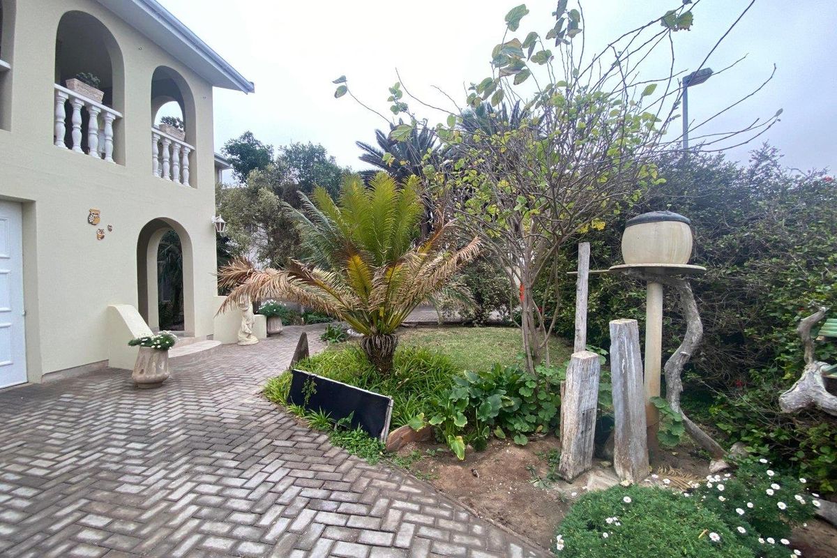 FOR SALE- MASSIVE 10 BEDROOM HOUSE IN HAGE HEIGHTS, SWAKOPMUND, NAMIBIA - Photo 2
