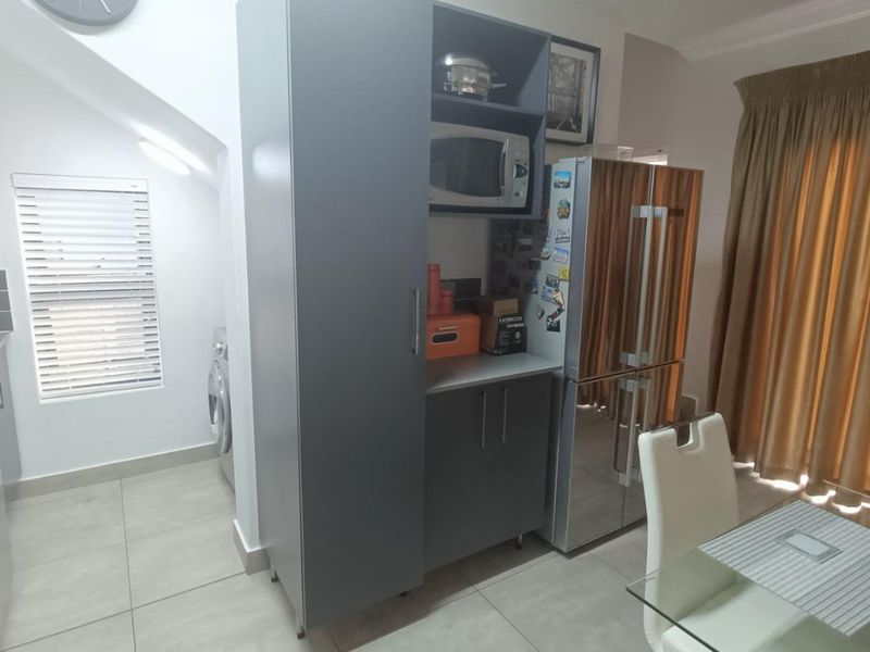 MODERN FAMILY HOUSE FOR SALE IN THATCHFIELD RIDGE ESTATE! - Photo 8