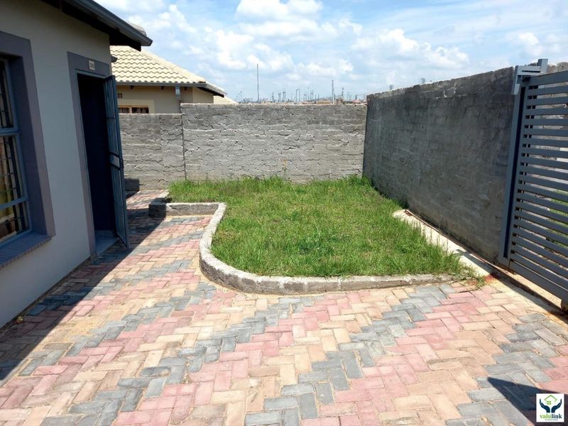 Riverside View R 885 000- 3 Bed Home! - Photo 2