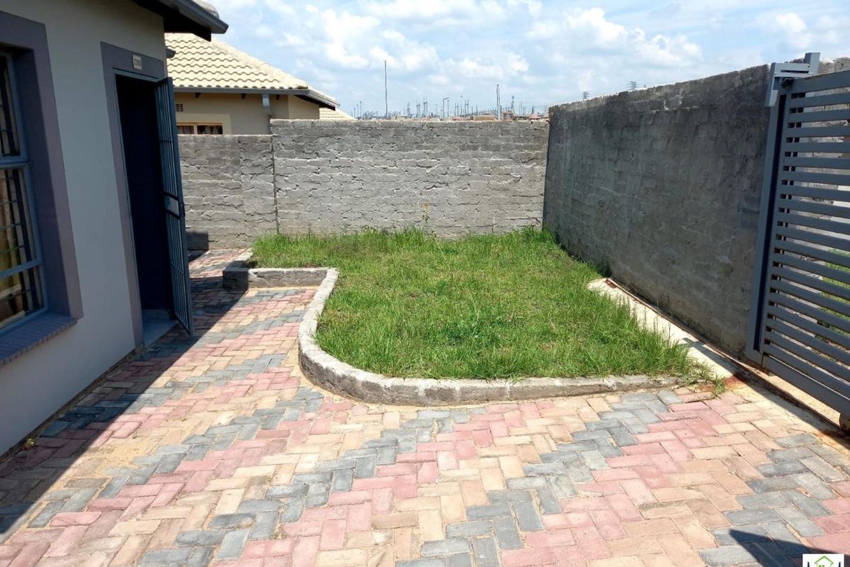 Riverside View R 885 000- 3 Bed Home! - Photo 2