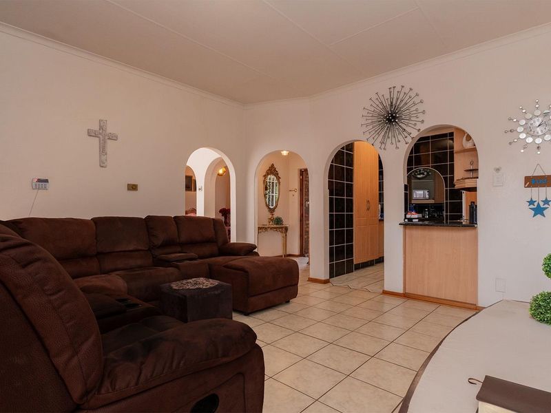 Perfect Lock-Up-and-Go 3 Bedroom Townhouse in Birchleigh North - Photo 8