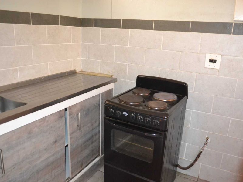 ***BARGAIN - BACHELORS FLAT ARCADIA - Start young to own Property!*** - Photo 8
