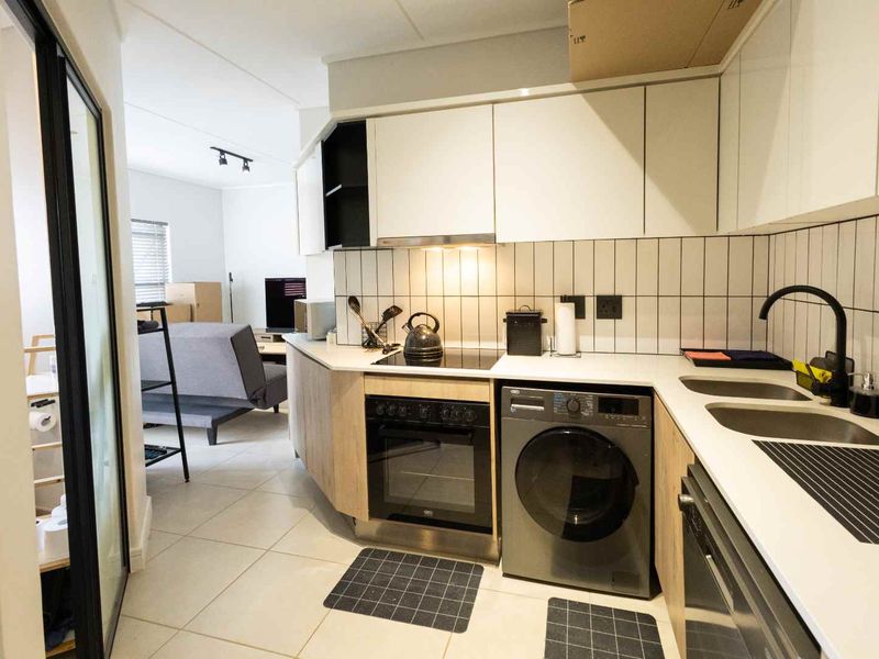Contemporary 1-Bedroom Apartment in Secure Mooikloof Estate - Photo 4