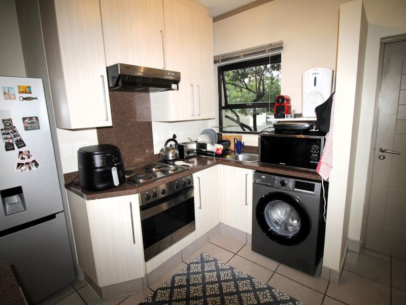 Charming 2 Bedroom Garden Apartment in Secure Estate - Photo 8
