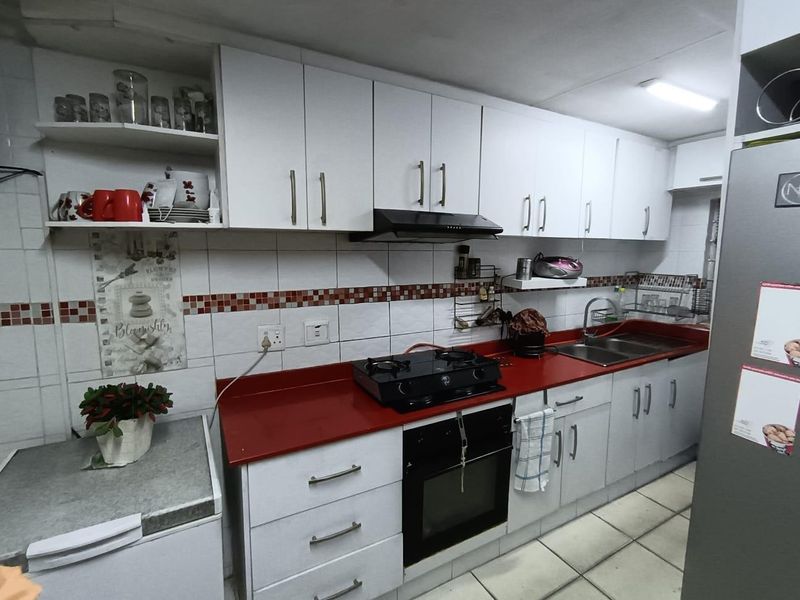 Stylish Family Living with a Separate 2-Bedroom Outbuilding - Photo 1