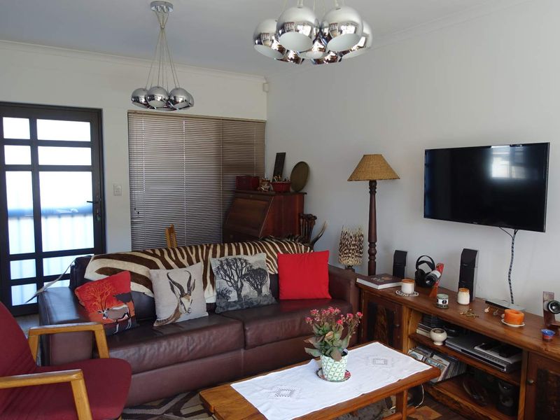 MODERN SINGLE STORY TOWNHOUSE IN GATED COMMUNITY - Photo 6